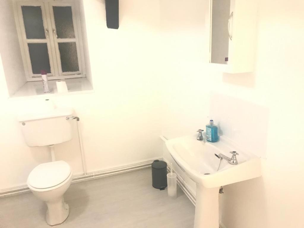 Entire One Bedroom Flat, 9 *